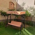 2 Bedroom Apartment With Big Garden Near Auc