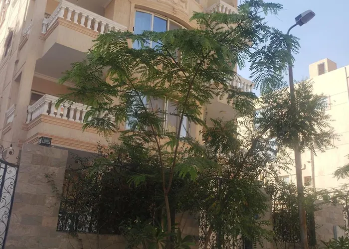 2 Bedroom Apartment With Big Garden Near Auc