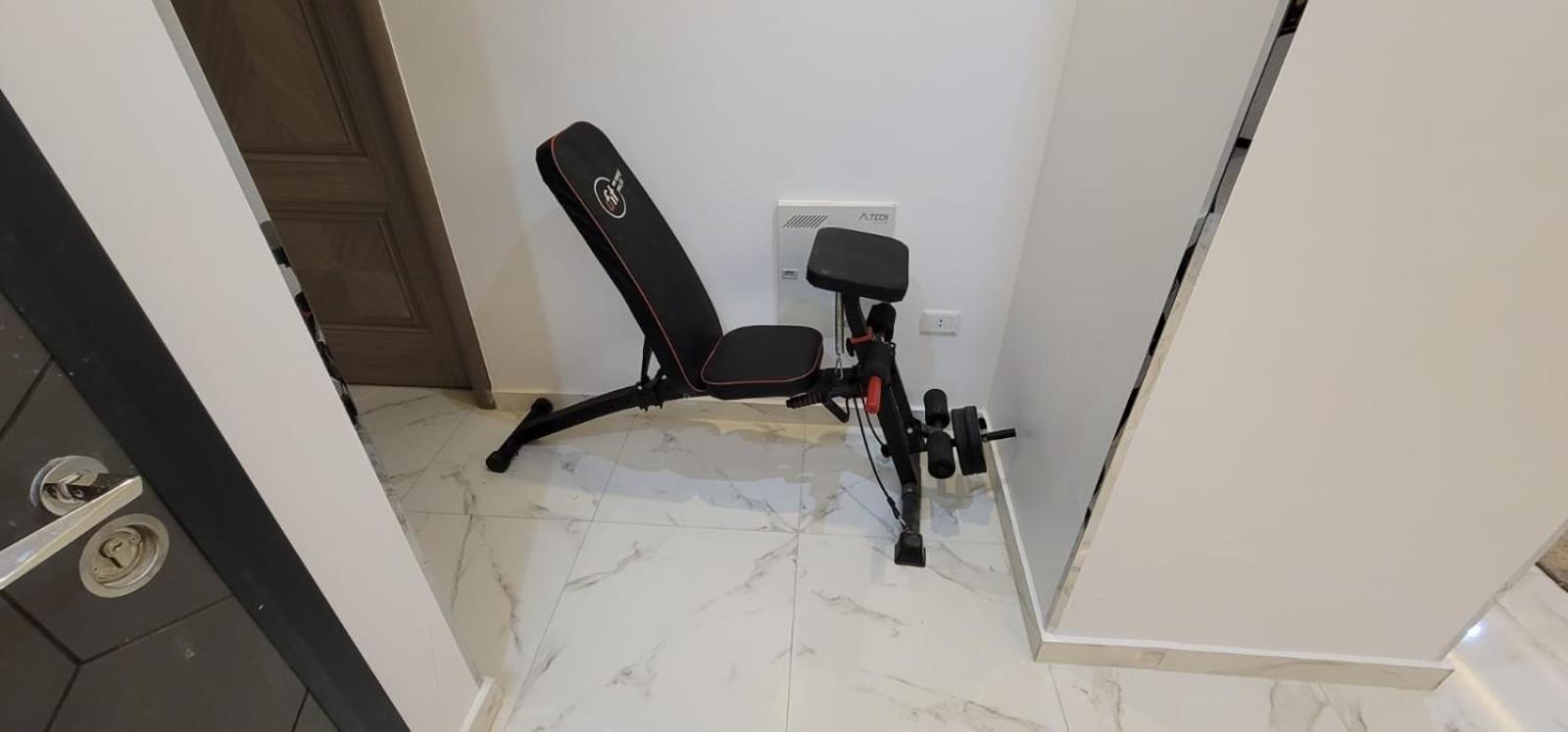 2 Bedroom With Big Garden Near Auc Apartment