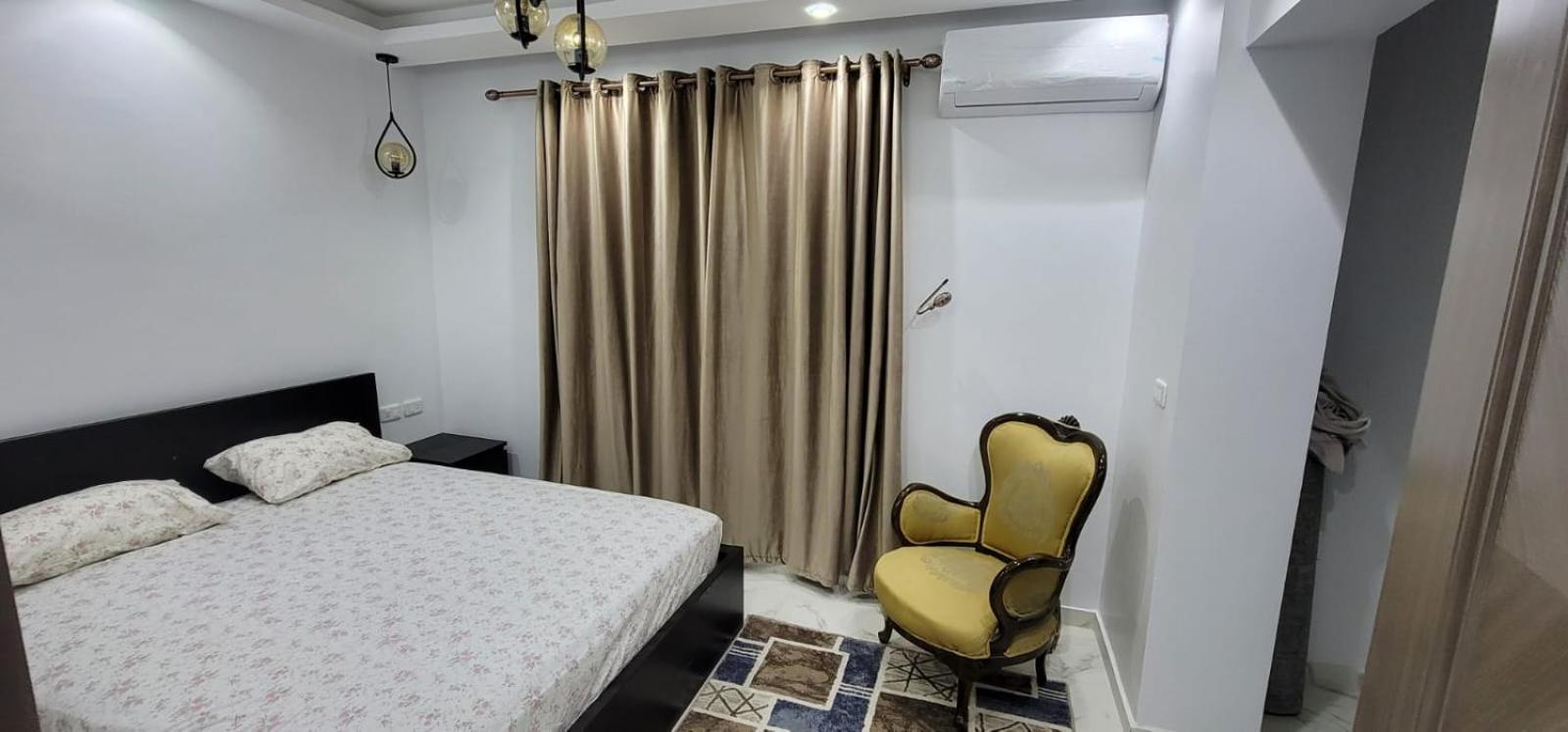 2 Bedroom With Big Garden Near Auc Apartment