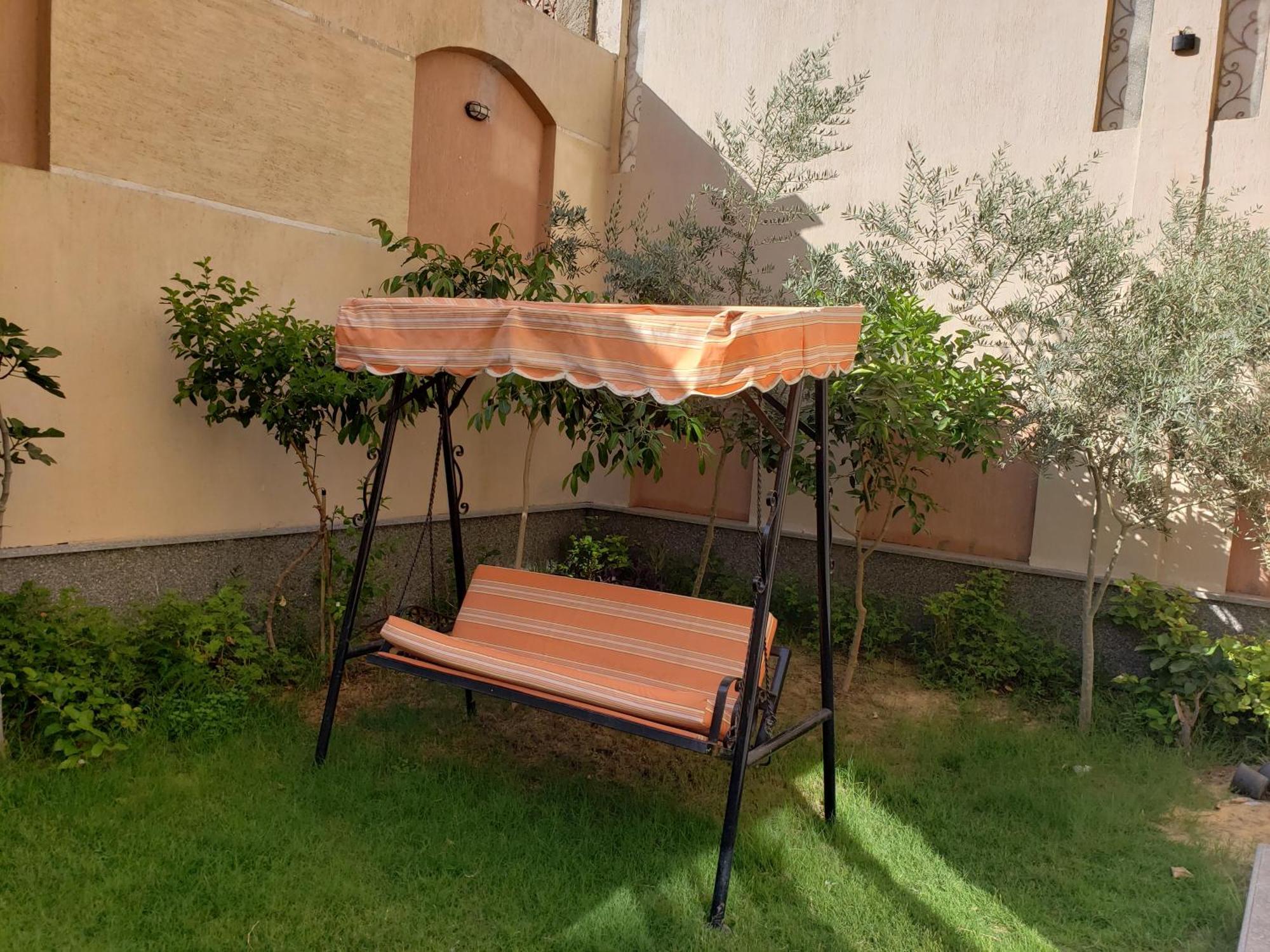 2 Bedroom With Big Garden Near Auc Apartment *