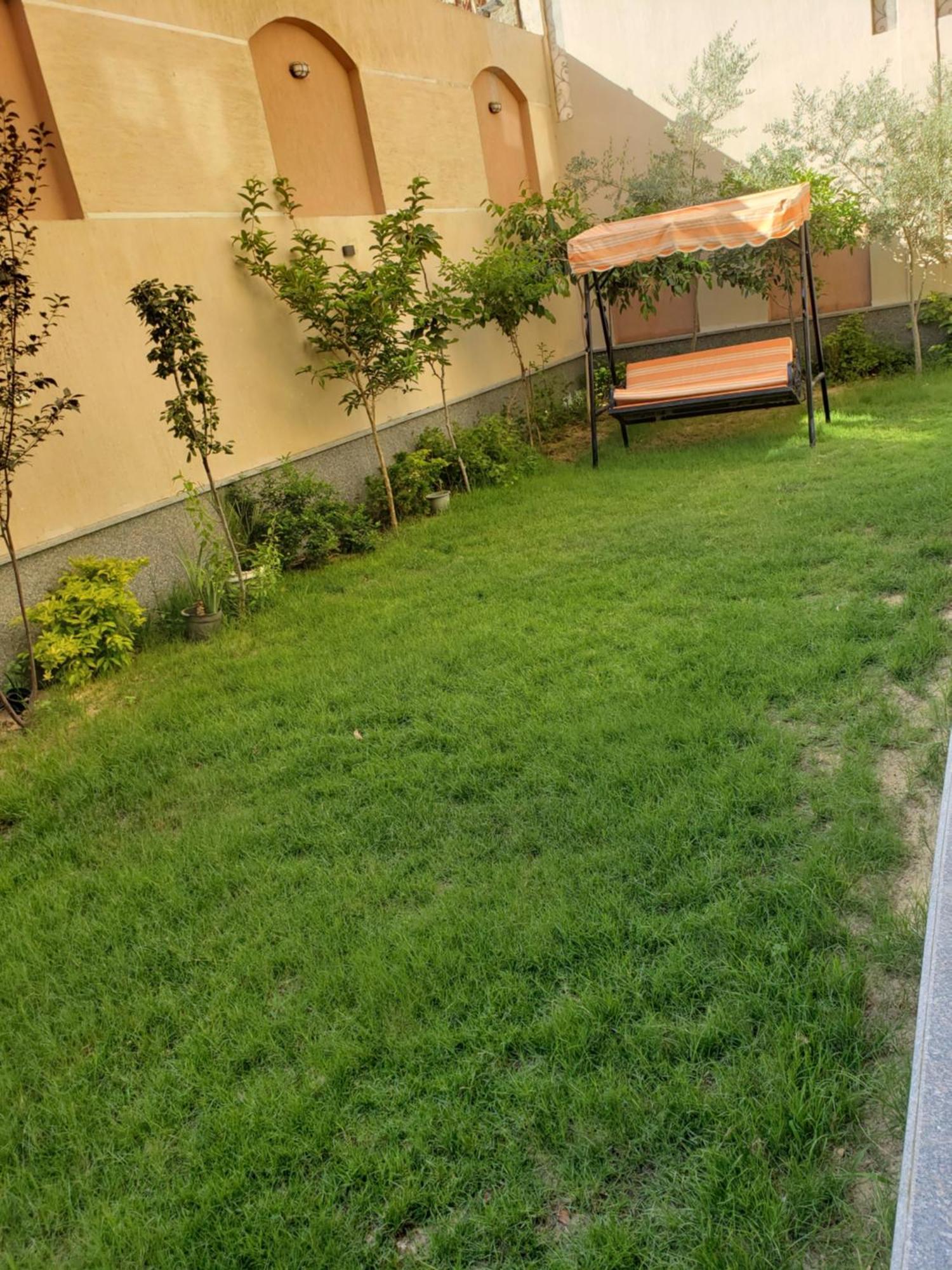 2 Bedroom With Big Garden Near Auc Apartment
